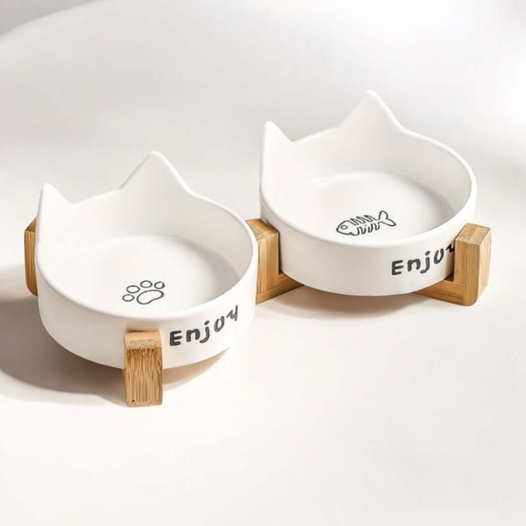 Erstausstattung katze - Katzenfutternapf-Set mit Holzständer und süßem Design in Weiß.
